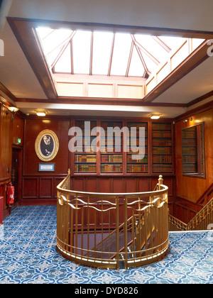 La lobby o foyer in ex Deansgate Picture House, ora la luna sotto l'acqua, un pub Wetherspoon in Manchester REGNO UNITO Foto Stock