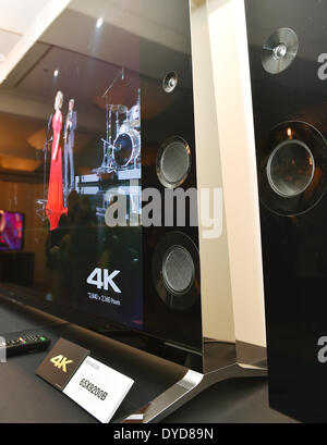 Tokyo, Giappone. 15 apr 2014. Sony annuncia una serie di Bravia 4K LED/LCD a Tokyo il Martedì, 15 aprile 2014. L'ammiraglia premium X9500B serie che viene fornito in un 85-inch modello e un 65-pollice impostato utilizza un nuovo set di tecnologie per offrire agli spettatori una qualità delle immagini di quattro volte la risoluzione full ad alta definizione. La serie incorpora la nuova struttura a cuneo, un fattore di forma progettato per aumentare la stabilità in un' epoca in cui la dimensione dello schermo continua ad aumentare. Credito: Natsuki Sakai/AFLO/Alamy Live News Foto Stock