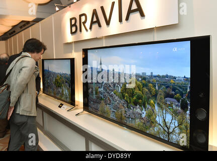 Tokyo, Giappone. 15 apr 2014. Visitatori vista stupefacente qualità delle immagini su il nuovo spot Sony BRAVIA 4K LED/LCD durante il suo lancio a Tokyo il Martedì, 15 aprile 2014. L'ammiraglia premium X9500B serie che viene fornito in un 85-inch modello e un 65-pollice impostato utilizza un nuovo set di tecnologie per offrire agli spettatori una qualità delle immagini di quattro volte la risoluzione full ad alta definizione. La X9000B serie incorpora la struttura newWedge, un fattore di forma progettato per aumentare la stabilità in un' epoca in cui la dimensione dello schermo continua ad aumentare. Credito: Natsuki Sakai/AFLO/Alamy Live News Foto Stock