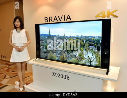 Tokyo, Giappone. 15 apr 2014. Sony annuncia una serie di Bravia 4K LED/LCD a Tokyo il Martedì, 15 aprile 2014. L'ammiraglia premium X9500B serie che viene fornito in un 85-inch modello e un 65-pollice impostato utilizza un nuovo set di tecnologie per offrire agli spettatori una qualità delle immagini di quattro volte la risoluzione full ad alta definizione. La serie incorpora la nuova struttura a cuneo, un fattore di forma progettato per aumentare la stabilità in un' epoca in cui la dimensione dello schermo continua ad aumentare. Credito: Natsuki Sakai/AFLO/Alamy Live News Foto Stock