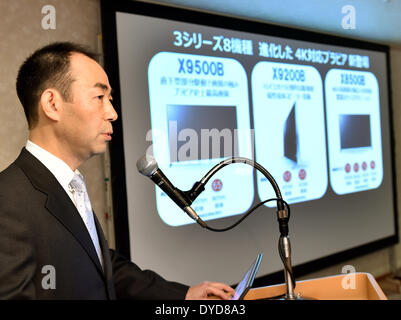 Tokyo, Giappone. 15 apr 2014. Kenji Honda, testa di prodotti di home entertainment di Sony domestico della unità di marketing, introduce una serie di Bravia 4K LED/LCD a Tokyo il Martedì, 15 aprile 2014. L'ammiraglia premium X9500B serie che viene fornito in un 85-inch modello e un 65-pollice impostato utilizza un nuovo set di tecnologie per offrire agli spettatori una qualità delle immagini di quattro volte la risoluzione full ad alta definizione. La serie incorpora la nuova struttura a cuneo, un fattore di forma progettato per aumentare la stabilità in un' epoca in cui la dimensione dello schermo continua ad aumentare. Credito: Natsuki Sakai/AFLO/Alamy Live News Foto Stock