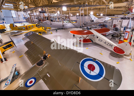 Triplano Sopwith, WW1 fighter replica in primo piano a Hangar principale, Aero Space Museum, Calgary, Alberta, Canada Foto Stock