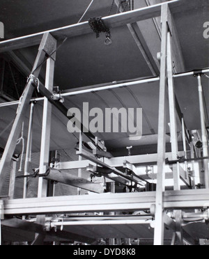 Questa immagine tratta dall'album di Ray Fife mostra i primi velivoli Curtiss, tra cui il Curtiss Pusher e la Curtiss Triad, progettati da Glenn Curtiss, fondamentali nello sviluppo della tecnologia aeronautica. Foto Stock