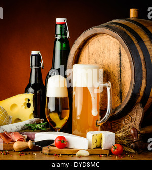 Ancora vita con birra cibo tradizionale e Barile di legno Foto Stock