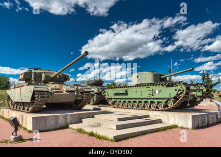 Centurion Mk III e Churchill Mk VIII Crocodile serbatoi, i musei militari a Calgary, Alberta, Canada Foto Stock