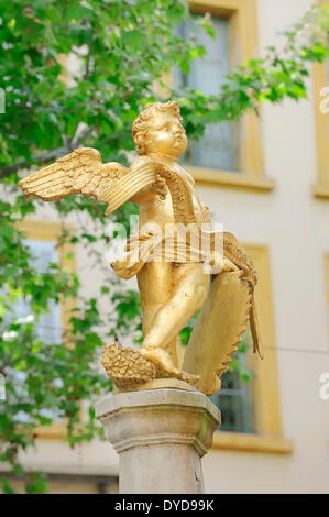 Angelo statua sulla La Fontaine de l'Ange fontana, Carpentras, Vaucluse, Provence-Alpes-Côte d'Azur, in Francia meridionale, Francia Foto Stock