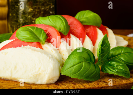 In casa tradizionale insalata caprese con mozzarella, pomodoro e basilico Foto Stock