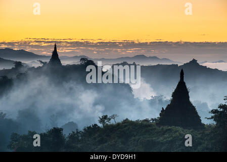 Pagode circondato da alberi, nella nebbia, Mrauk U, Sittwe distretto, Stato di Rakhine, Myanmar Foto Stock