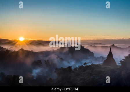 Pagode circondato da alberi, all'alba, nella nebbia, Mrauk U, Sittwe distretto, Stato di Rakhine, Myanmar Foto Stock