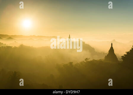 Pagode circondato da alberi, all'alba, nella nebbia, Mrauk U, Sittwe distretto, Stato di Rakhine, Myanmar Foto Stock