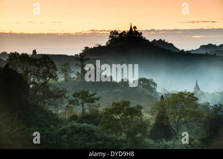 Pagode circondato da alberi, nella nebbia, nella luce del mattino, Mrauk U, Sittwe distretto, Stato di Rakhine, Myanmar Foto Stock