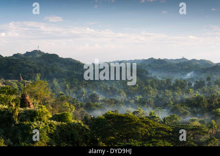 Pagode circondato da alberi, nella nebbia, Mrauk U, Sittwe distretto, Stato di Rakhine, Myanmar Foto Stock