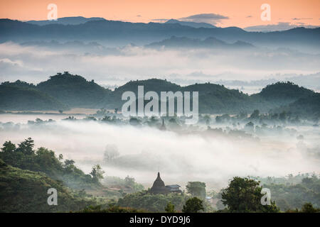 Pagode e templi circondati da alberi, nella nebbia, Mrauk U, Sittwe distretto, Stato di Rakhine, Myanmar Foto Stock