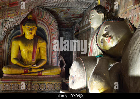 Statue di Buddha e murali in uno dei templi grotta del tempio d'Oro, sito Patrimonio Mondiale dell'UNESCO, Dambulla Foto Stock