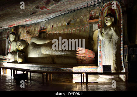 Statue di Buddha e murali in uno dei templi grotta del tempio d'Oro, sito Patrimonio Mondiale dell'UNESCO, Dambulla Foto Stock