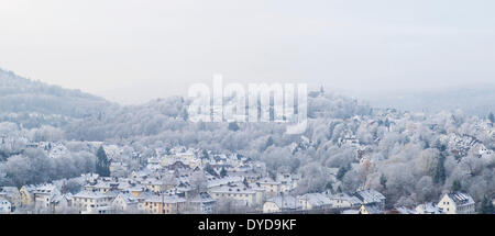 Vista panoramica di Siegen con Oberes Schloss, castello superiore, in inverno, Siegen, Renania settentrionale-Vestfalia, Germania Foto Stock