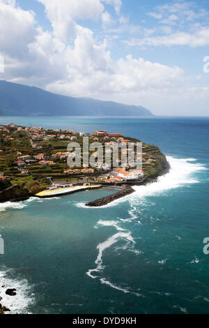 Townscape di Ponta Delgada, costa Nord, l'isola di Madeira, Portogallo Foto Stock