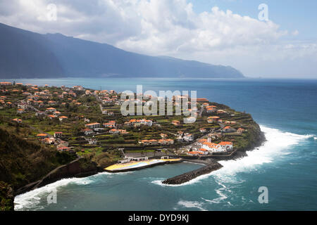 Townscape di Ponta Delgada, costa Nord, l'isola di Madeira, Portogallo Foto Stock