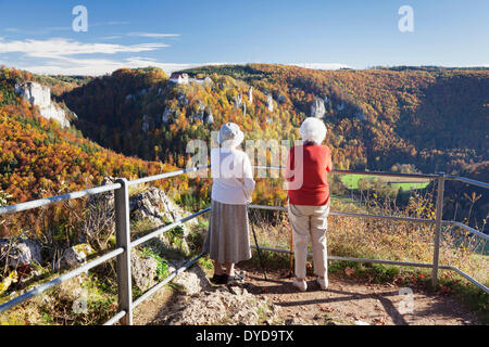 Due anziane signore guardando la vista sul Danubio gola da Burg castello di Wildenstein, Danubio superiore Natura Park, Giura Svevo Foto Stock