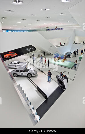 Spazio espositivo, Porsche-Museum, Stoccarda, Baden-Württemberg, Germania Foto Stock