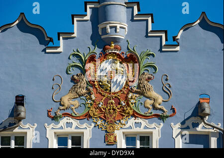 Bavarese stuccato stemma sul frontone del Municipio di Burghausen, Alta Baviera, Baviera, Germania Foto Stock