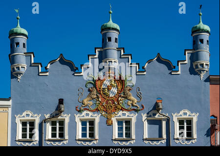 Bavarese stuccato stemma sul frontone del Municipio di Burghausen, Alta Baviera, Baviera, Germania Foto Stock