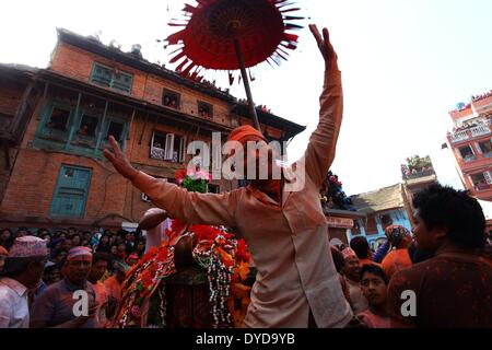 Bhaktapur, Nepal. 15 apr 2014. Un uomo Nepalese danze durante il tradizionale "indoor Jatra' festival a Thimi, Bhaktapur, Nepal, 15 aprile 2014. Il festival è celebrato per contrassegnare i nepalesi Anno Nuovo e l'inizio della stagione primaverile effettuando 30 carri di vari dei e dee intorno alla città. Credito: Sunil Sharma/Xinhua/Alamy Live News Foto Stock