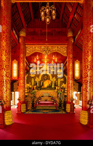 Storico del Buddha in bronzo nella Viharn di Phra Kaeo, Wat Phra Kaew, Chiang Rai, provincia di Chiang Rai, Thailandia del Nord della Thailandia Foto Stock