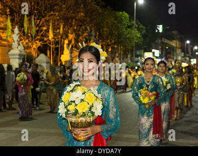 Donne in costume tradizionale, parade, Loi krathong Festival delle Luci, Loy, Chiang Mai, Thailandia del Nord della Thailandia Foto Stock