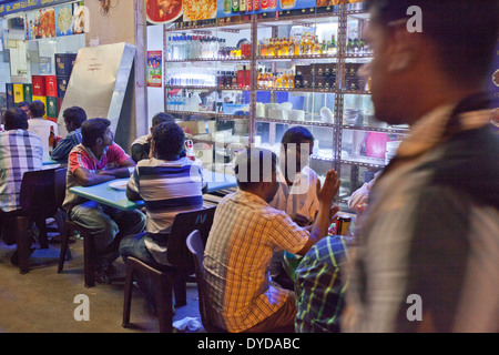 I lavoratori migranti rilassante in Little India su una domenica notte. Singapore Foto Stock