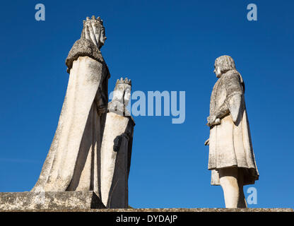 Statue in pietra dei sovrani di Fernando e Isabel sulla sinistra e Columbus, nel giardino del Alcázar de los Reyes Foto Stock