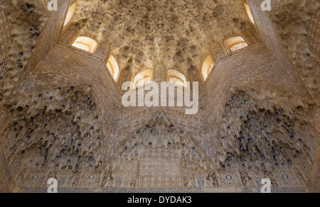 Nel soffitto della sala del Abencerrages, Sala de los Abencerrajes, Alhambra Palace con le sue nicchie e cupola di stile Moresco Foto Stock