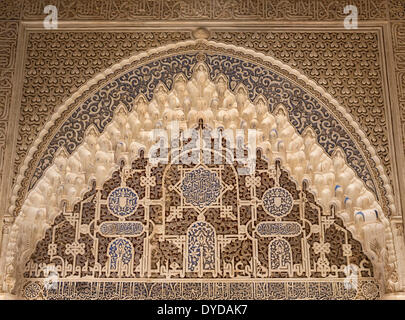 Decorazione in stile moresco nella Sala delle Due Sorelle, Sala de las Dos Hermanas, Alhambra Palace, Granada, provincia di Granada Foto Stock