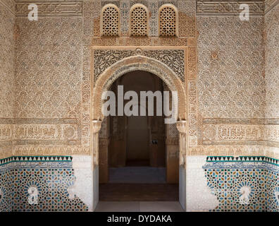 Decorazione in stile moresco nel cortile della Torre del prigioniero, Torre de la Cautiva, Alhambra Palace. Granada, provincia di Granada Foto Stock