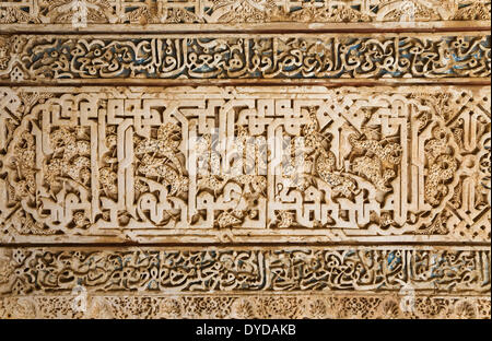 In stile moresco stucchi nel cortile della Torre del prigioniero, Torre de la Cautiva, Alhambra Palace, Granada Foto Stock