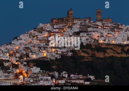 La città bianca di Arcos de la Frontera, all'alba, Arcos de la Frontera, Cadice provincia, Andalusia, Spagna Foto Stock