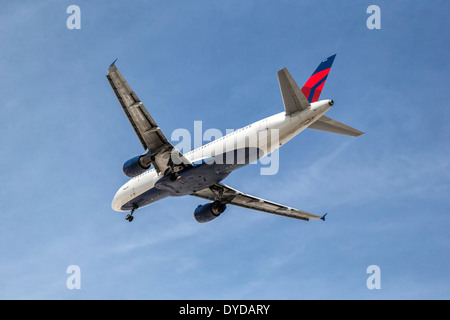 Un Airbus A319 della Delta Airlines approccio finale Foto Stock