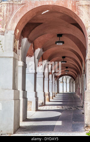 Una medioevale strada laterale arcuata nel Castello di Praga district nella Repubblica Ceca. Foto Stock
