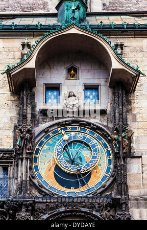 Il medievale orologio astronomico di Praga o Orloj sul Municipio e la Piazza della Città Vecchia di Praga. Foto Stock