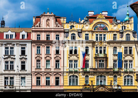 Le variopinte facciate di edifici e Art Nouveau Ministero dello sviluppo regionale intorno alla Piazza della Città Vecchia di Praga. Foto Stock