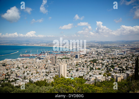 Vista sulla città e il porto di Haifa, Israele. Foto Stock