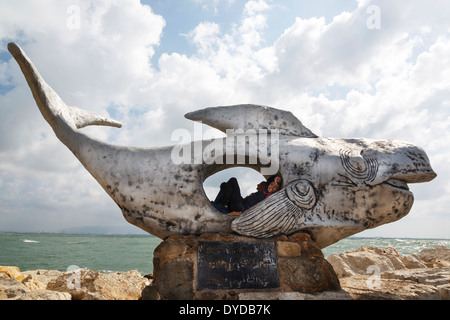 Giona e la balena scultura presso la porta della città vecchia di Akko (ACRE), Israele. Foto Stock