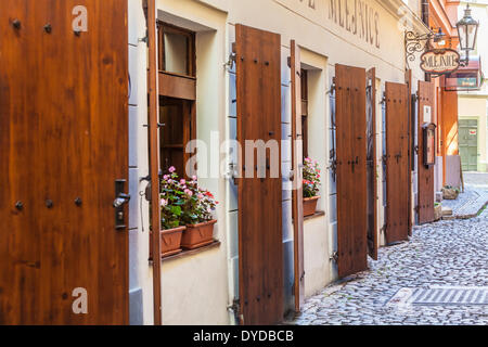 Un piccolo vialetto in ciottoli con bar e ristoranti nella città vecchia di Praga. Foto Stock