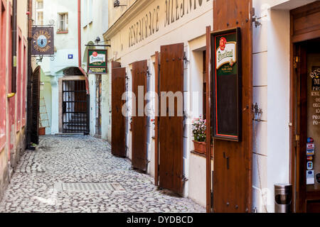 Un piccolo vialetto in ciottoli con bar e ristoranti nella città vecchia di Praga. Foto Stock