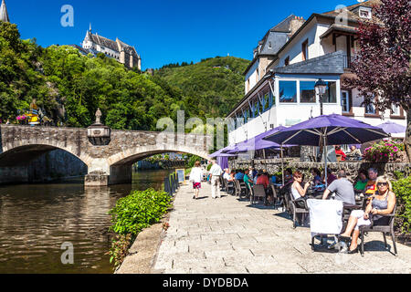 Vista del castello a Vianden in Lussemburgo dal fiume la nostra qui di seguito. Foto Stock