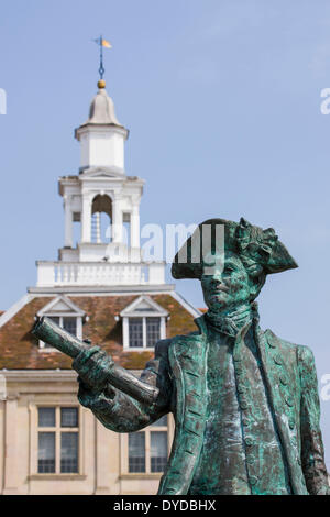 Statua di il Capitano George Vancouver RN nella parte anteriore del King's Lynn Custom House. Foto Stock