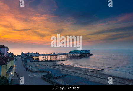 Cromer Pier al tramonto. Foto Stock