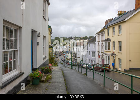 Vista giù per la strada principale di Modbury nel Devon. Foto Stock