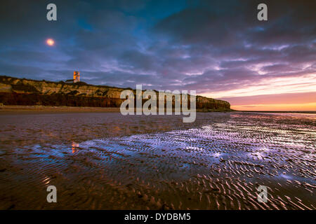 Hunstanton scogliere al crepuscolo con la luna. Foto Stock