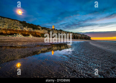 Hunstanton scogliere al crepuscolo con la luna. Foto Stock